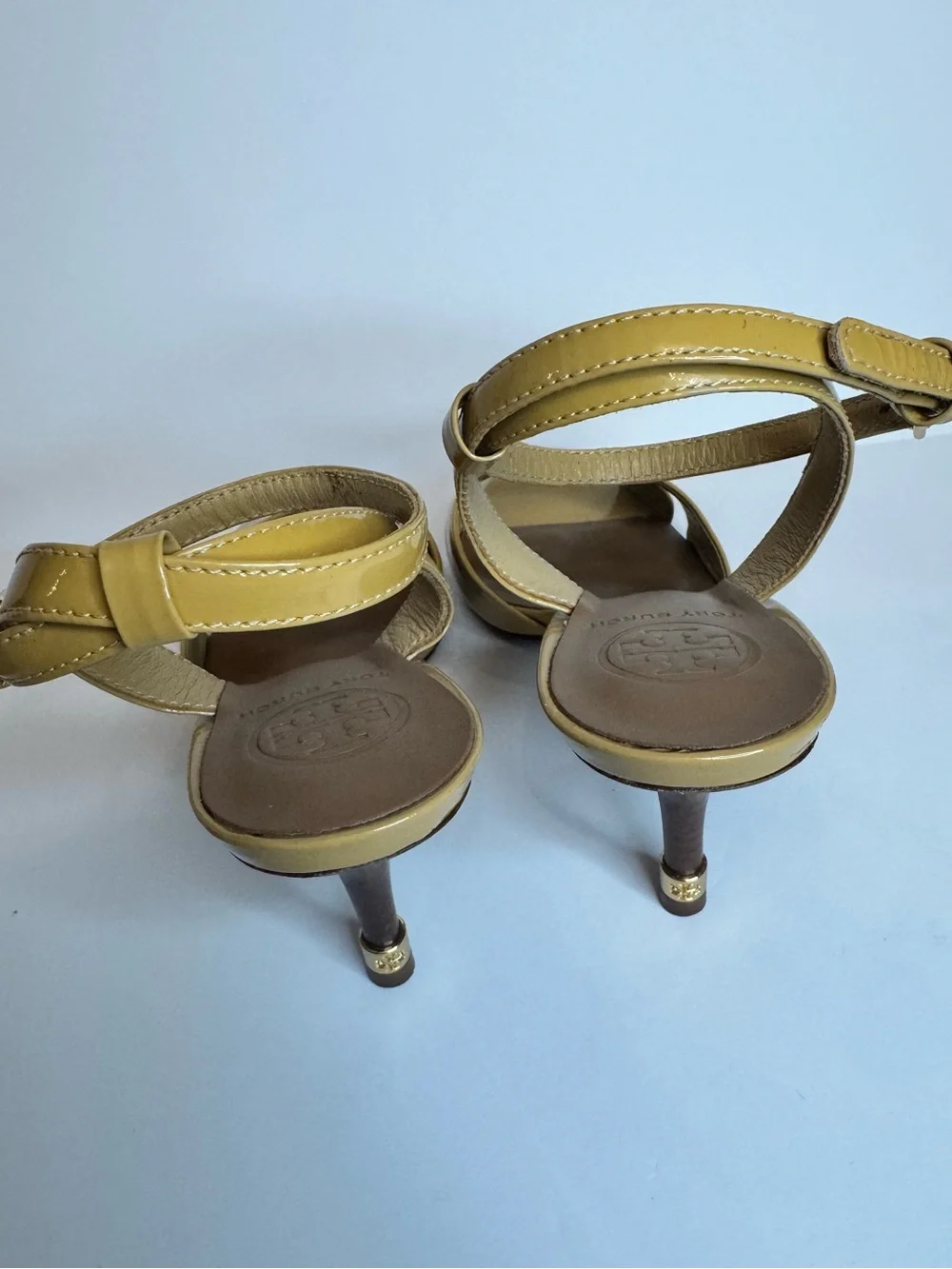 Tory Burch Tania Mustard Patent Heels Wood Heel Sandals Quiet Luxury 7.5